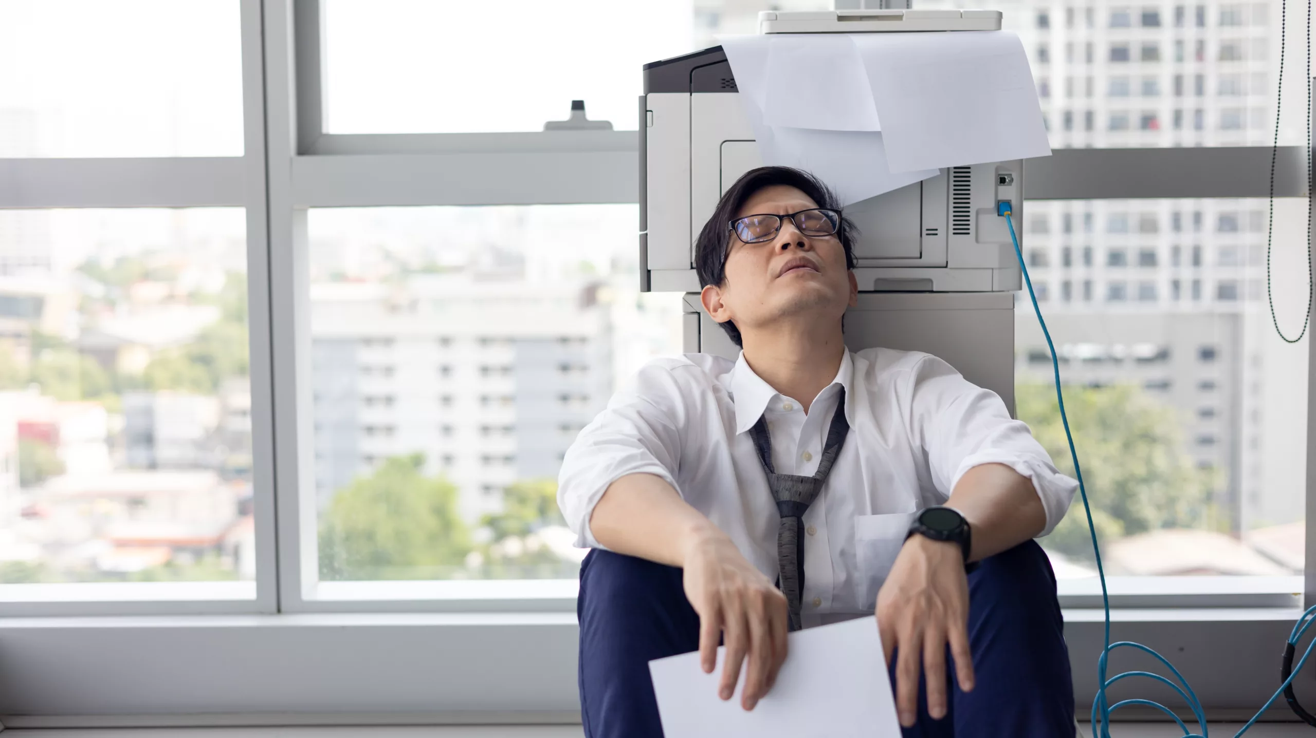 homme qui n'utilise pas la libération sécurisée pour ses impressions